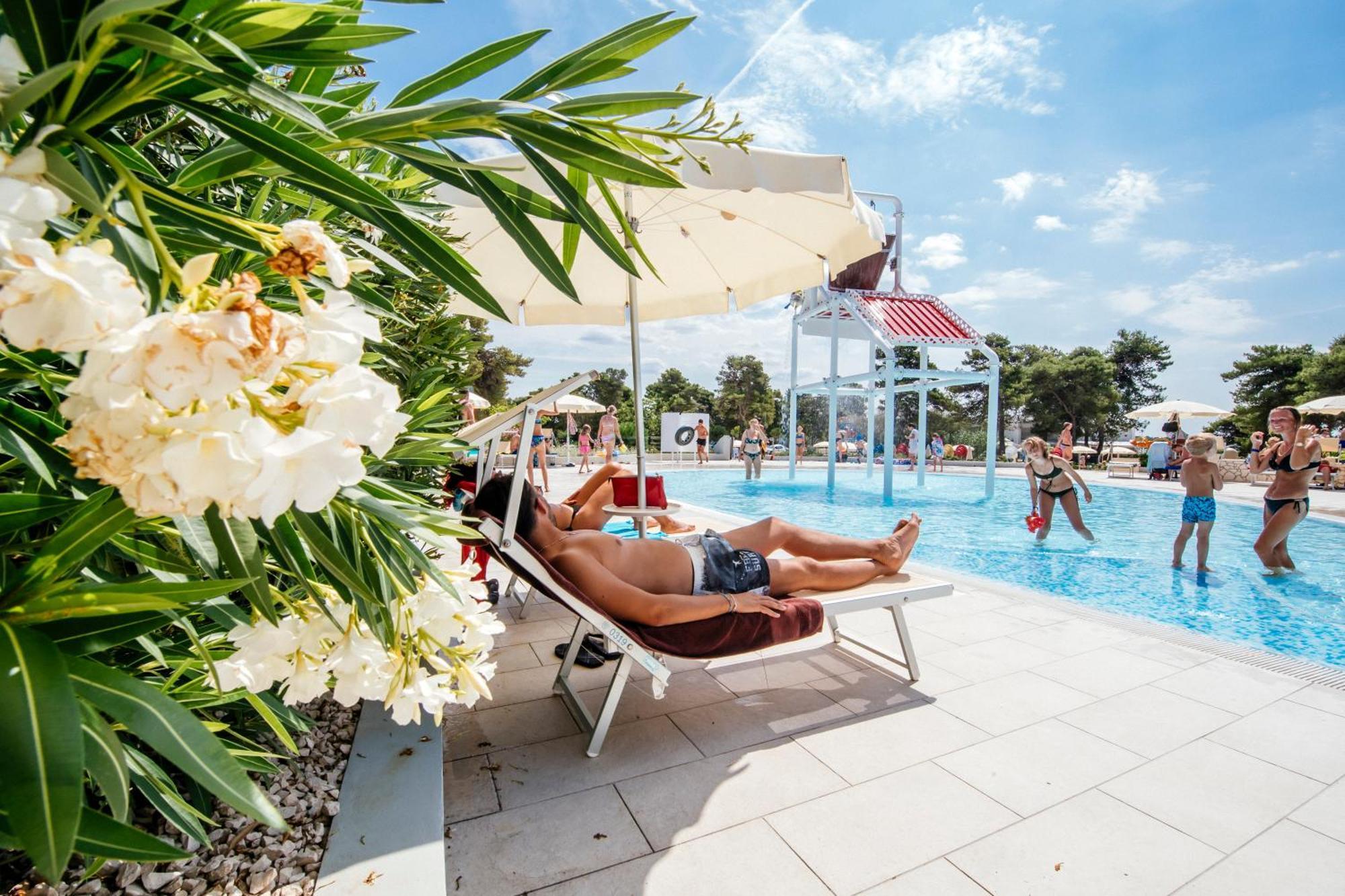 Zaton Holiday Resort Glamping Tents Nin Eksteriør bilde